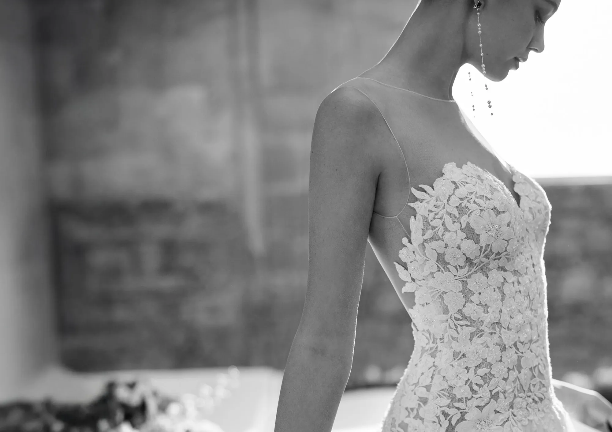 Vestido de novia de encaje floral en el atelier Ana Lay, Sevilla