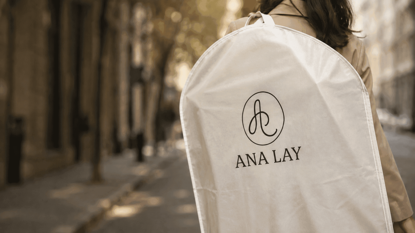 Ana, diseñadora y artesana del atelier Ana Lay Novias en Sevilla