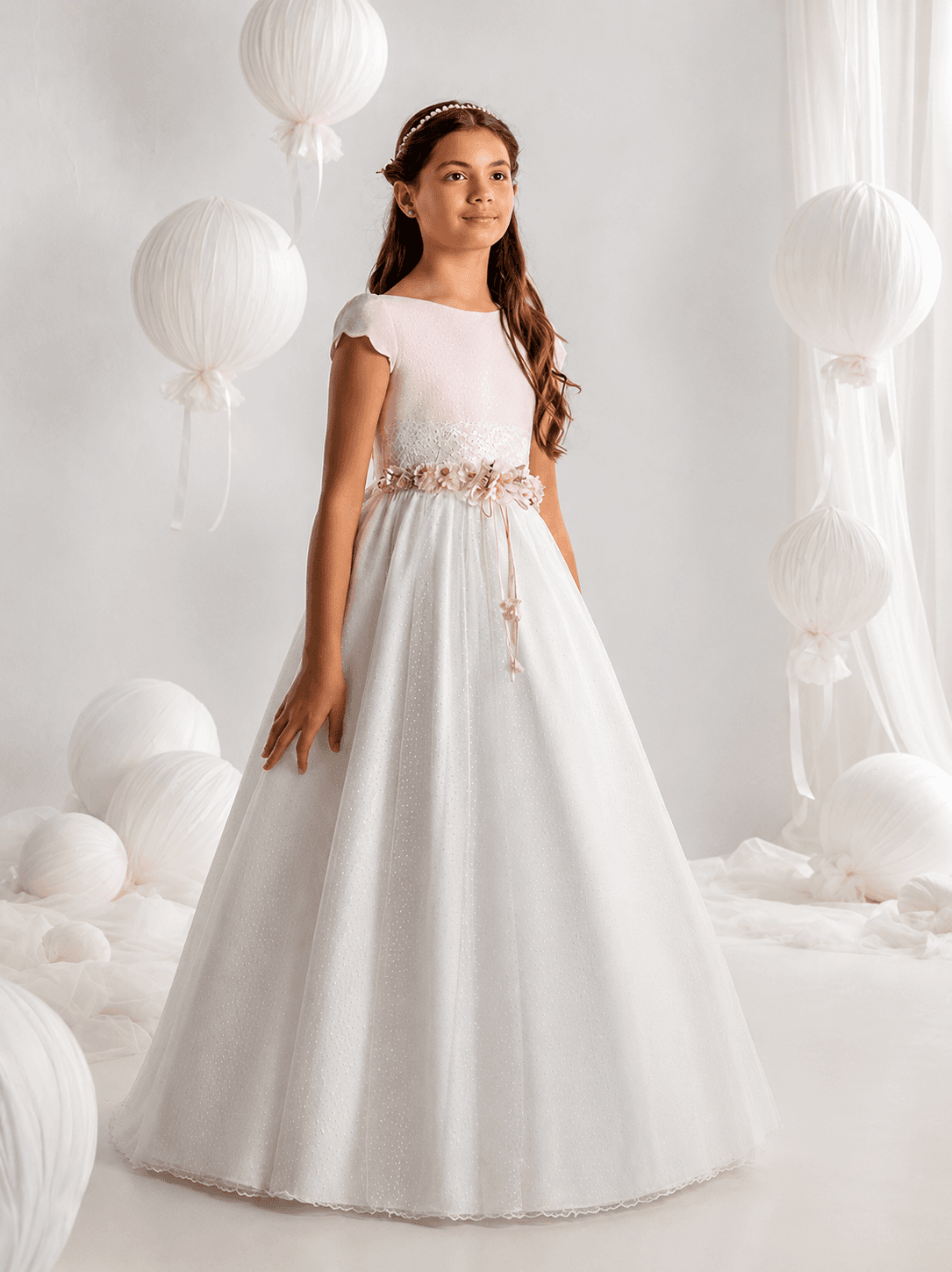 Vestido de Comunión de tul topos y mangas pétalo 7202