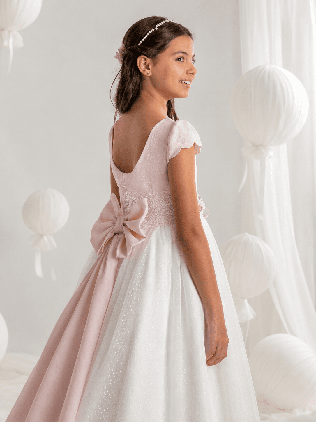 Vestido de Comunión de tul topos y mangas pétalo 7202