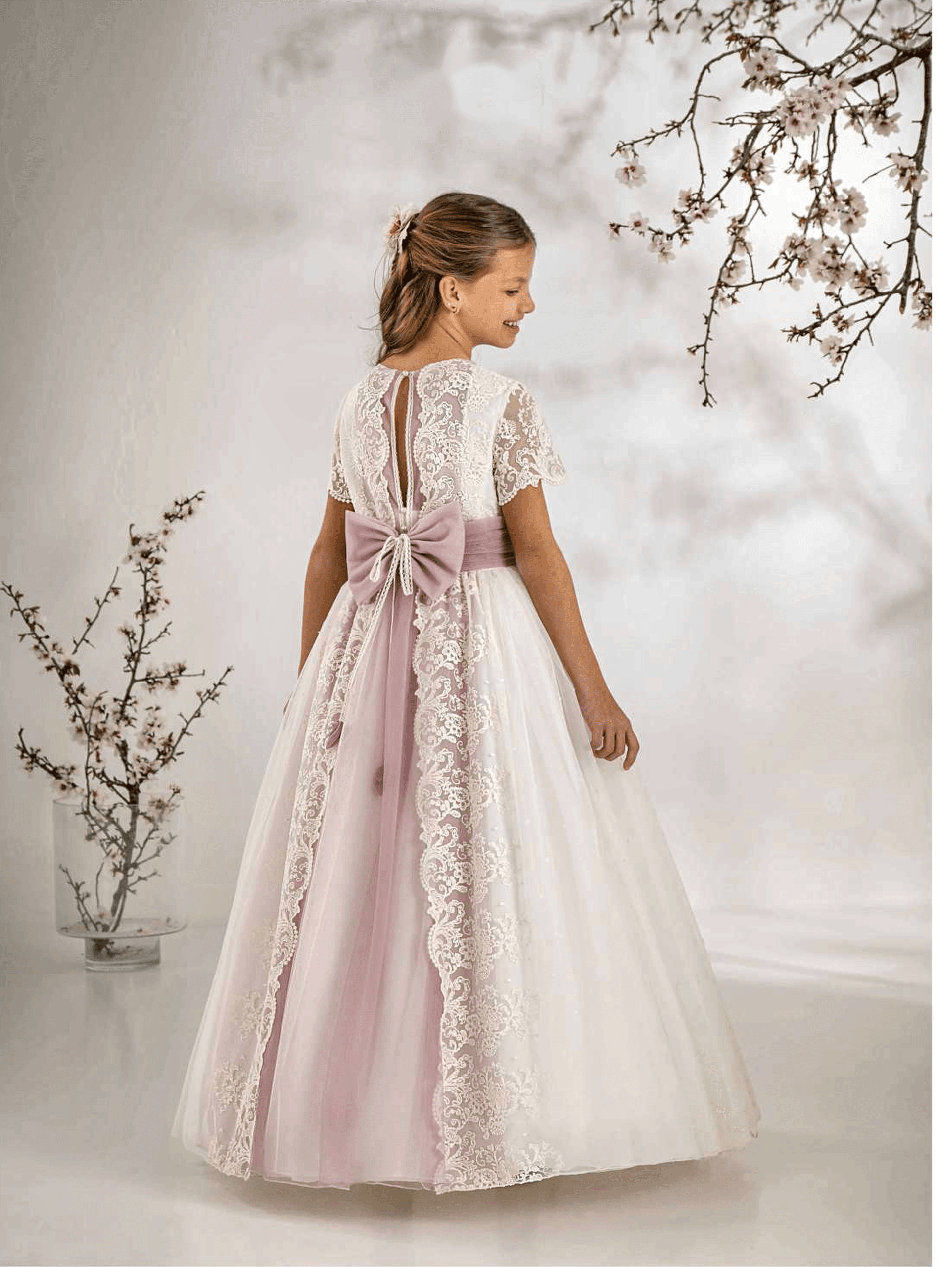 Vestido de Comunión de encaje con preciosa espalda A958